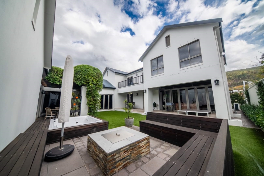 4 Bedroom Property for Sale in Lemoenkloof Western Cape